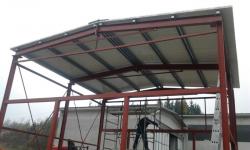 Struttura per capannone in ferro con copertura in pannelli coibentati
