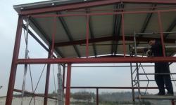 Struttura per capannone in ferro con copertura in pannelli coibentati